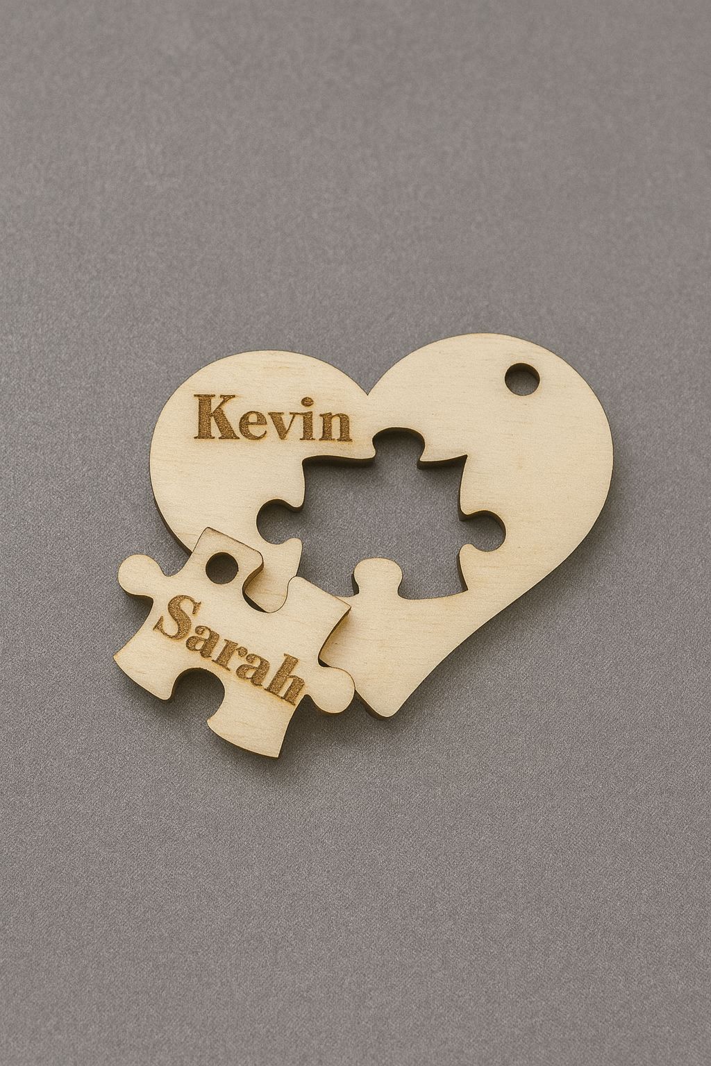 Personalisierte Puzzle-Schlüsselanhänger aus Holz – mit zwei Namen graviert