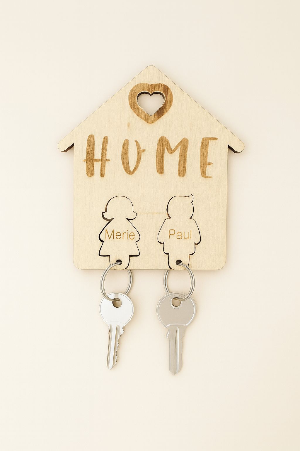 Personalisierter Schlüsselhalter „HOME“ aus Holz – 2 Namen graviert – Geschenk für Paare & Familie