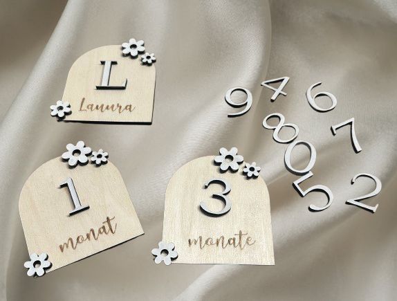 Personalisierte Holz-Meilensteinkarten Baby – Monatskarten mit Name – Blumen-Design
