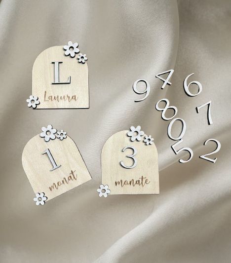 Personalisierte Holz-Meilensteinkarten Baby – Monatskarten mit Name – Blumen-Design