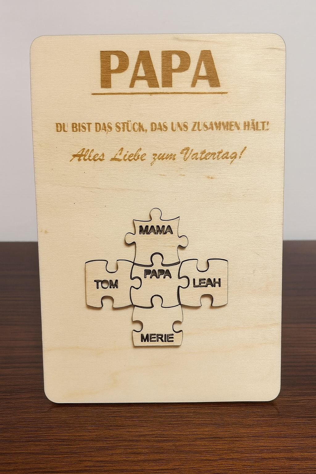 Personalisierte Vatertagskarte aus Holz – mit Kindernamen als Puzzleteile